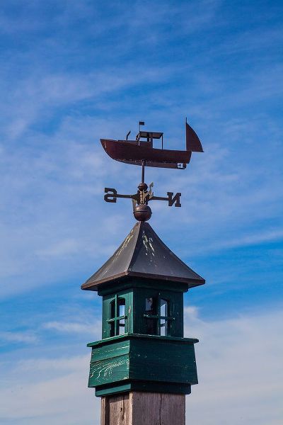 Gulin, Sylvia 아티스트의 USA-New England-Maine-Mt-Desert Island weather vane topped with a fishing boat작품입니다.